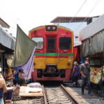 Eintretender Zug im Maeklong Eisenbahnmarkt